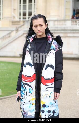 Modello cinese Xinyu Wang assiste il Moncler Gamme Rouge Fashion Show durante la settimana della moda di Parigi Autunno/Inverno 2017 a Parigi (Francia), 7 marzo 2017. Foto Stock