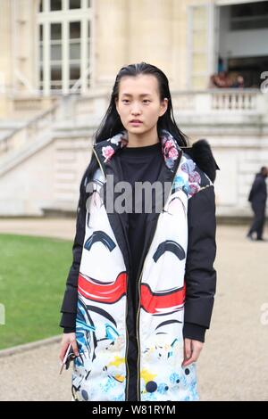 Modello cinese Xinyu Wang assiste il Moncler Gamme Rouge Fashion Show durante la settimana della moda di Parigi Autunno/Inverno 2017 a Parigi (Francia), 7 marzo 2017. Foto Stock