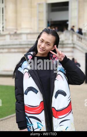 Modello cinese Xinyu Wang assiste il Moncler Gamme Rouge Fashion Show durante la settimana della moda di Parigi Autunno/Inverno 2017 a Parigi (Francia), 7 marzo 2017. Foto Stock