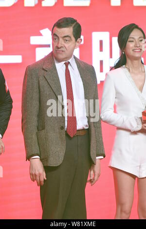 Attore inglese Rowan Atkinson gioca il sig. Bean durante una Premiere per il suo film "Top divertente comico" a Pechino in Cina, 19 marzo 2017. Foto Stock