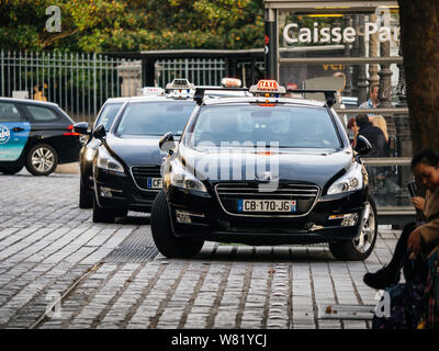 Parigi, Francia - Oct 13, 2018: francese Peugeot auto taxi in fila alla Gare de Est in attesa per i clienti - trasporto pubblico Foto Stock