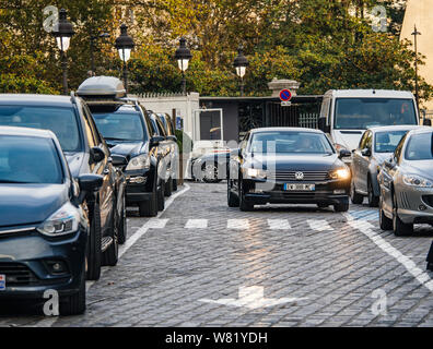 Parigi, Francia - Oct 13, 2018: parcheggio auto in una riga a sbarazzarti di minuti in breve tempo parcheggio all'entrata della stazione Gare de Est di Parigi in Francia con il nero Volkswagen Passat guida auto whti accesi i fari anteriori Foto Stock