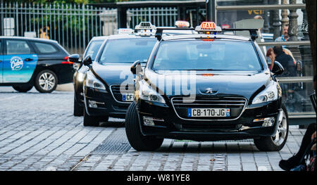 Parigi, Francia - Oct 13, 2018: francese Peugeot auto taxi in fila alla Gare de Est in attesa per i clienti - trasporto pubblico Foto Stock