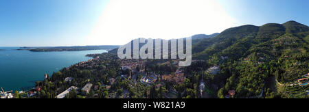 Gardone Riviera, Brescia, Lombardia, Italia - 08/03/2019: vista aerea del Vittoriale degli Italiani la residenza dello scrittore italiano Gabriele d'un Foto Stock