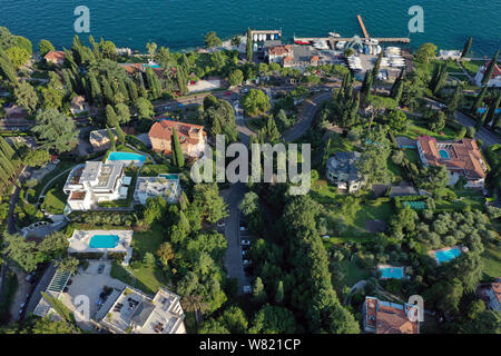 Gardone Riviera, Brescia, Lombardia, Italia - 08/03/2019: vista aerea del Vittoriale degli Italiani la residenza dello scrittore italiano Gabriele d'un Foto Stock