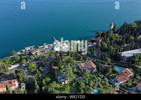 Gardone Riviera, Brescia, Lombardia, Italia - 08/03/2019: vista aerea del Vittoriale degli Italiani la residenza dello scrittore italiano Gabriele d'un Foto Stock