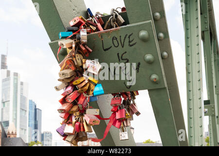 Amore si blocca su Francoforte ponte in ferro, Frankfurt am Main, Germania, Europa Foto Stock