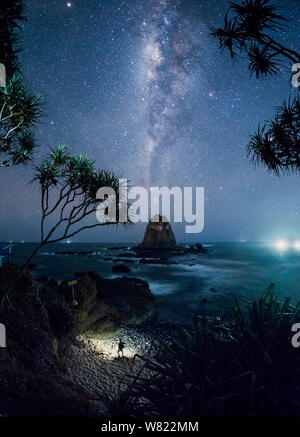 Spiaggia Papuma notte vista dal cielo con milioni di stelle su una chiara notte, un orientamento verticale shot. Situato a poche ore di auto da Jember, Java, Indonesia Foto Stock
