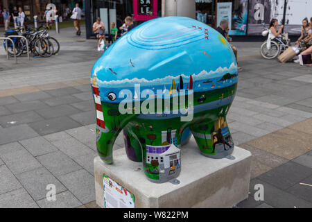 Decorate elefanti sulla strada come parte di Elmer's Big Parade Plymouth. Foto Stock