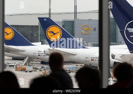 Passeggeri all'interno dell'edificio del terminal e piani di Lufthansa all'aeroporto di Francoforte, Frankfurt am Main, Germania, Europa Foto Stock