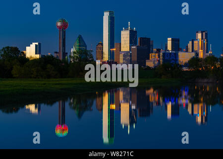 Beautiful Night cityscape vista del centro di Dallas, Texas riflette la Trinità Fiume le acque di esondazione. Foto Stock