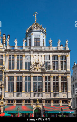 Bruxelles, Belgio - 22 Giugno 2019: Beige facciata in pietra e timpano con le statue sulla sommità dell'edificio denominato, Le Roy d'Espagne, con bar e ristorante a massa Foto Stock