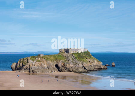 Santa Caterina e Isola di South Beach a Tenby, una cinta muraria cittadina balneare in Pembrokeshire, South Wales coast sul lato occidentale della baia di Carmarthen Foto Stock