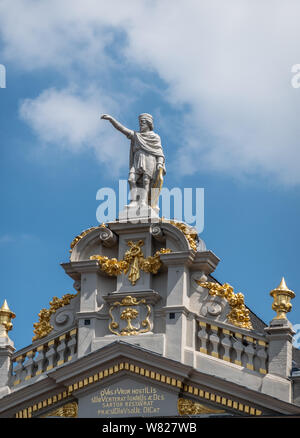 Bruxelles, Belgio - 22 Giugno 2019: Statua di San Omobono di Cremona sulla sommità del timpano di La Chaloupe D'edificio o sulla Grand Place contro il cielo blu w Foto Stock