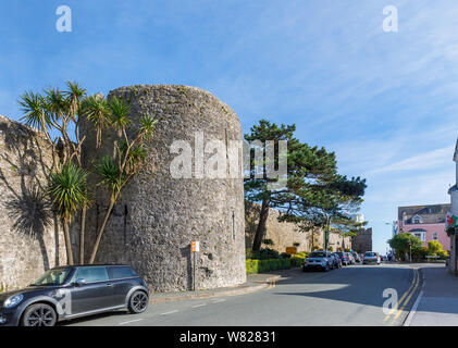 Una torre in Tenby mura, una cinta muraria cittadina balneare e di villeggiatura in Pembrokeshire, South Wales coast sul lato occidentale della baia di Carmarthen Foto Stock