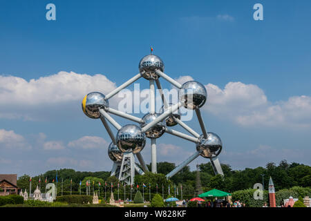 Bruxelles, Belgio - 22 Giugno 2019: Atomium con le sue palle di argento e tubi contro il cielo blu con il bianco cloudscape visto da mini-Europa Park. Foto Stock