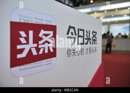 --FILE--Vista della gabbia di cinesi contenuti di media sociali platform Toutiao.com durante una mostra nella città di Nanjing East cinese della provincia di Jiangsu, 4 Foto Stock