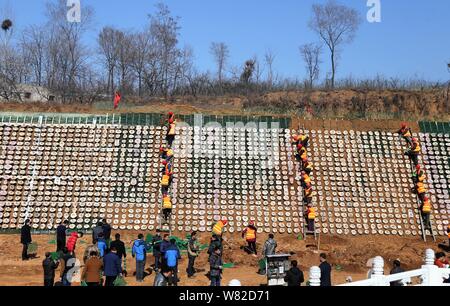 Visualizzazione dei lavoratori rocce scolpite con il testo del classico cinese Tao Te Ching', anche semplicemente indicata come Laozi, sulla montagna Wangwu in Jiyuan c Foto Stock