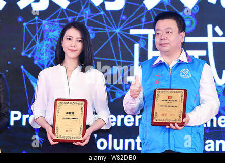 Attrice cinese Gao Yuanyuan, sinistra, partecipa a una conferenza stampa sulla creazione del volontariato Toutiao Alleanza per la mancanza di Pechino, Cina, 2 Foto Stock