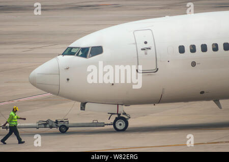 Boeing 737-800NG pronti per la partenza in asfalto Foto Stock