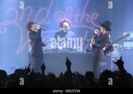 I membri della band giapponese Sekai No Owari eseguire durante un concerto a Taipei, Taiwan, 25 febbraio 2017. Foto Stock
