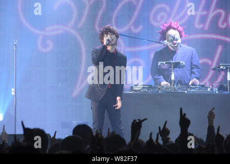 I membri della band giapponese Sekai No Owari eseguire durante un concerto a Taipei, Taiwan, 25 febbraio 2017. Foto Stock