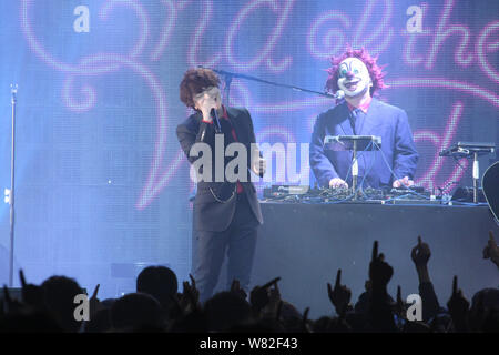 I membri della band giapponese Sekai No Owari eseguire durante un concerto a Taipei, Taiwan, 25 febbraio 2017. Foto Stock