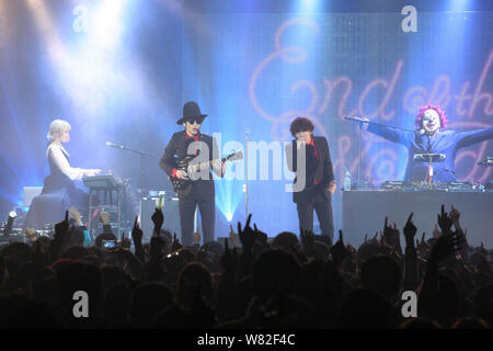 I membri della band giapponese Sekai No Owari eseguire durante un concerto a Taipei, Taiwan, 25 febbraio 2017. Foto Stock