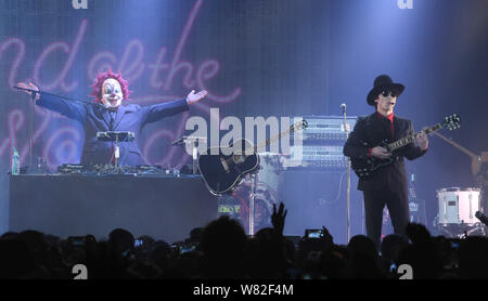 I membri della band giapponese Sekai No Owari eseguire durante un concerto a Taipei, Taiwan, 25 febbraio 2017. Foto Stock