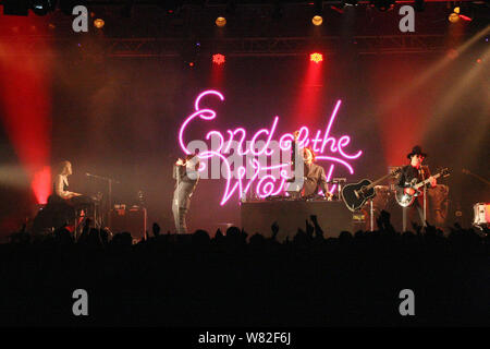 I membri della band giapponese Sekai No Owari eseguire durante un concerto a Taipei, Taiwan, 25 febbraio 2017. Foto Stock