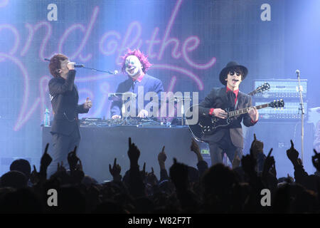 I membri della band giapponese Sekai No Owari eseguire durante un concerto a Taipei, Taiwan, 25 febbraio 2017. Foto Stock