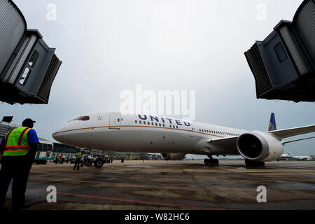 --FILE--un Boeing 787 jet piano della United Airlines si è visto all'Hangzhou Aeroporto Internazionale di Xiaoshan di Hangzhou, a est della Cina di Zhejiang provi Foto Stock