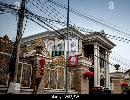 Visualizzazione di un messaggio pubblicitario per Huawei su un lampione in Muang Xay, Oudomxay Provincia, Laos, 31 gennaio 2017. Il leader della tecnologia cinese ferma rec Foto Stock