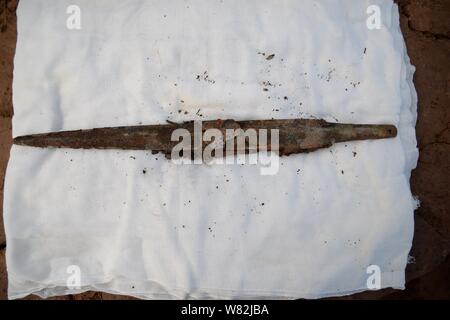 Vista di una spada bronzea scoperti da uno dei 2.200-anno-vecchia barca bara tombe risalenti al tardo periodo di Stati belligeranti (475 - 221 a.C.) e la Foto Stock
