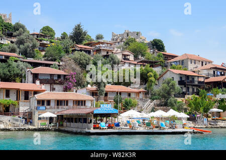 Hotel Sahil Pension Turchia, Kaleuchagiz, un villaggio per ricchi visitatori, sulle rovine della città antica di Kekova. Foto Stock