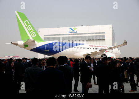 --FILE -- gente guarda alla Cina il primo in casa passeggeri di grandi dimensioni jet C919 durante una cerimonia in modalità non in linea alla finale dello stabilimento di assemblaggio di COMAC (aria commerciale Foto Stock