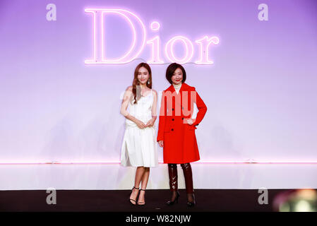 Corea del sud-basato cantante ed attrice Jessica Jung o Jung Soo-yeon, sinistra, pone durante il 'Dior lacca tossicodipendente Stick' Party in Taipei, Taiwa Foto Stock