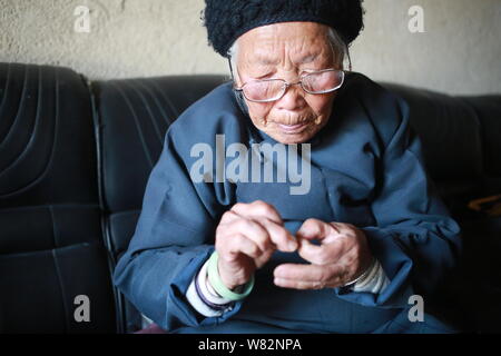 Il 94-anno-vecchio Kungfu cinese Zhang master Hexian cuce i vestiti a casa nel villaggio Dongyuan, Liyang town, Ninghai county, città di Ningbo, est della Cina di Zhejia Foto Stock