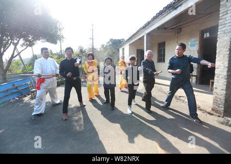 Il 94-anno-vecchio donna cinese Zhang Hexian, centro, pratiche kungfu e arti marziali con i suoi figli a casa nel villaggio Dongyuan, Liyang town, Ninghai Foto Stock