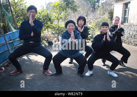 Il 94-anno-vecchio donna cinese Zhang Hexian, centro, pratiche kungfu e arti marziali con i suoi figli a casa nel villaggio Dongyuan, Liyang town, Ninghai Foto Stock