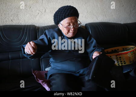 Il 94-anno-vecchio Kungfu cinese Zhang master Hexian cuce i vestiti a casa nel villaggio Dongyuan, Liyang town, Ninghai county, città di Ningbo, est della Cina di Zhejia Foto Stock