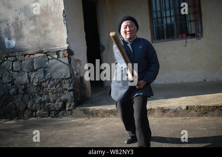 Il 94-anno-vecchio donna cinese Zhang pratiche Hexian kungfu e arti marziali a casa nel villaggio Dongyuan, Liyang town, Ninghai county, città di Ningbo, EST C Foto Stock