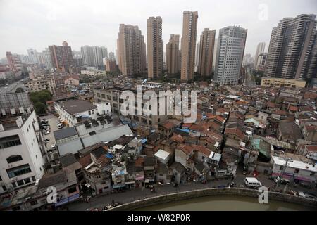 --FILE -- Una veduta aerea di una baraccopoli con vecchie case accanto a grappoli di alto e moderno appartamento residenziale fabbricati in Cina a Shanghai, 11 gen Foto Stock