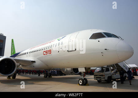 --FILE -- gente guarda alla Cina il primo in casa passeggeri di grandi dimensioni jet C919 durante una cerimonia in modalità non in linea alla finale dello stabilimento di assemblaggio di COMAC (aria commerciale Foto Stock