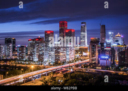 Vista notturna della CBD (Central Business District) con grattacieli e alto-aumento edifici per uffici a Pechino, in Cina, il 7 aprile 2016. Foto Stock