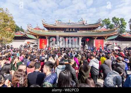 I turisti affollano il tempio Nanputuo o il Tempio di South Putuo durante la festa di primavera o Capodanno cinese (Anno del Gallo nella città di Xiamen, sudest ch Foto Stock