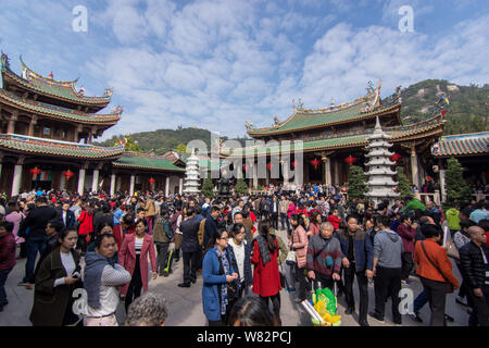 I turisti affollano il tempio Nanputuo o il Tempio di South Putuo durante la festa di primavera o Capodanno cinese (Anno del Gallo nella città di Xiamen, sudest ch Foto Stock