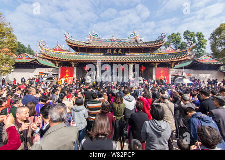 I turisti affollano il tempio Nanputuo o il Tempio di South Putuo durante la festa di primavera o Capodanno cinese (Anno del Gallo nella città di Xiamen, sudest ch Foto Stock