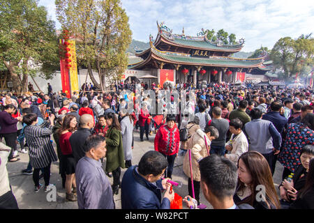 I turisti affollano il tempio Nanputuo o il Tempio di South Putuo durante la festa di primavera o Capodanno cinese (Anno del Gallo nella città di Xiamen, sudest ch Foto Stock