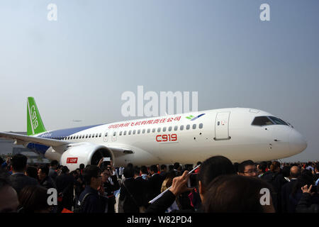 --FILE -- gente guarda alla Cina il primo in casa passeggeri di grandi dimensioni jet C919 durante una cerimonia in modalità non in linea alla finale dello stabilimento di assemblaggio di COMAC (aria commerciale Foto Stock